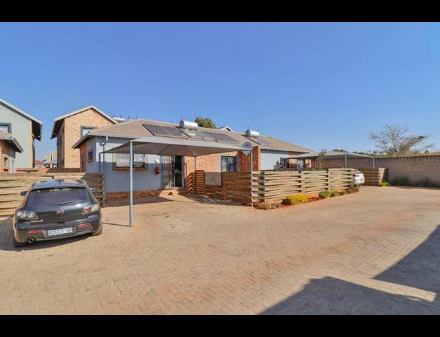2 BEDROOM TOWNHOUSE FOR SALE IN CLARINA